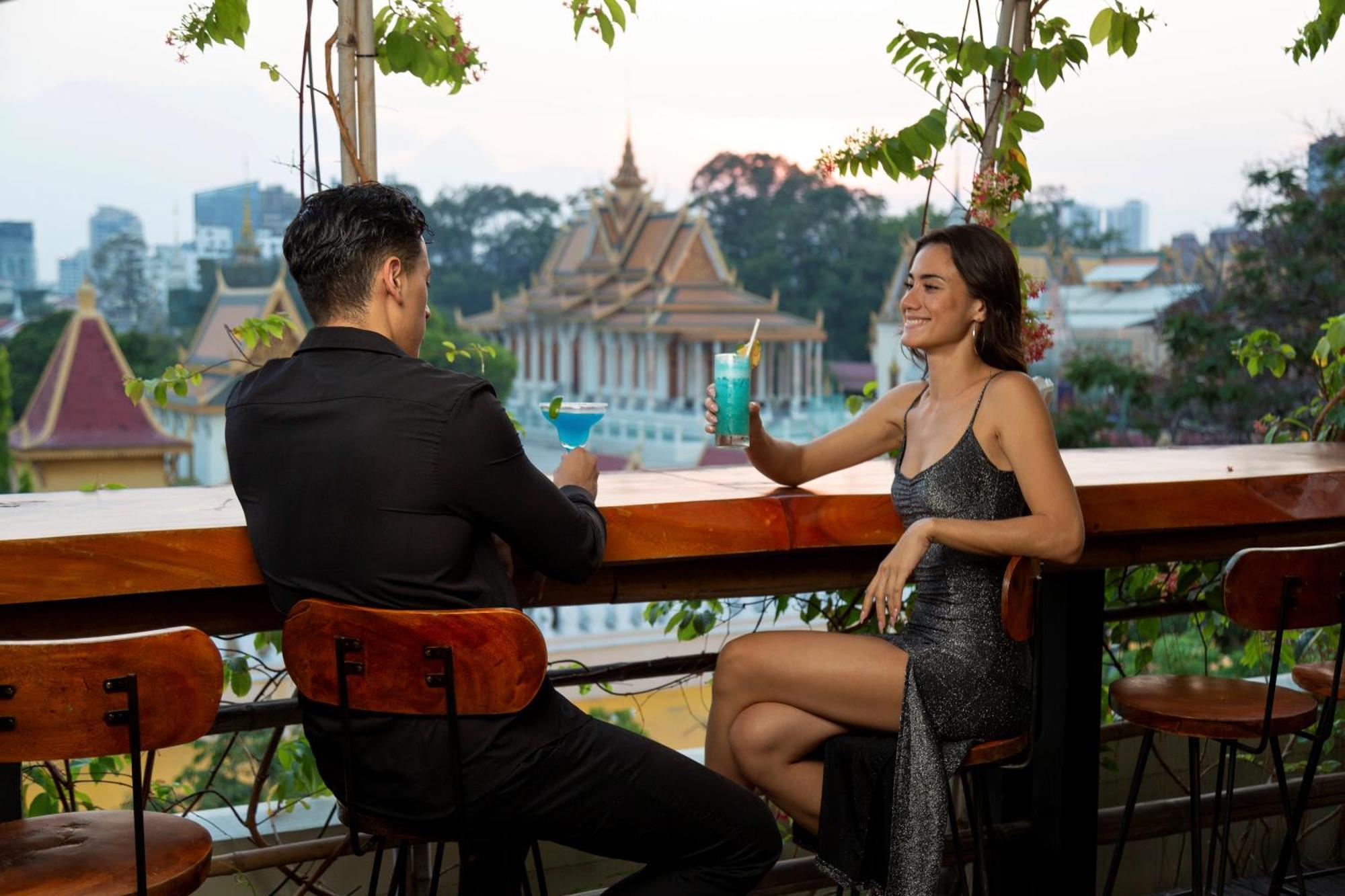 Palace Gate Hotel & Resort By Ehm Phnom-Penh Buitenkant foto Rooftop bar in Phnom Penh